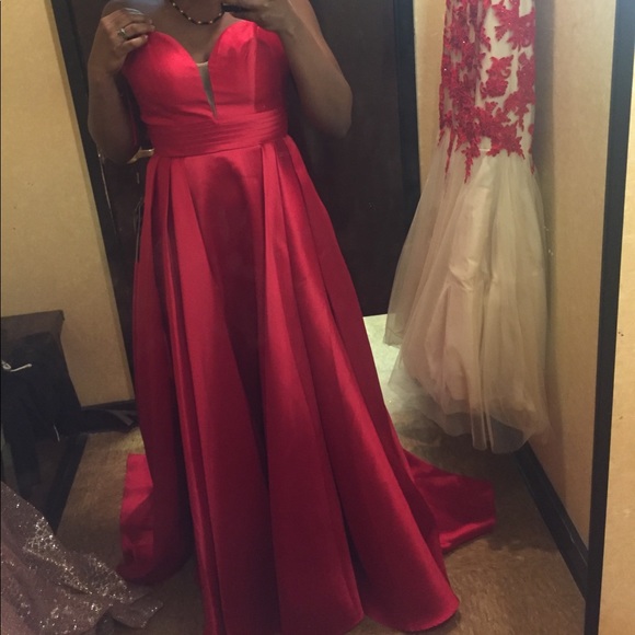 Red elegant ball gown - Picture 2 of 6